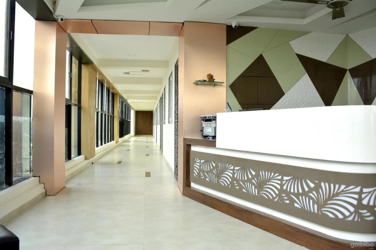 Hotel Tulip Plaza アーメダバード エクステリア 写真